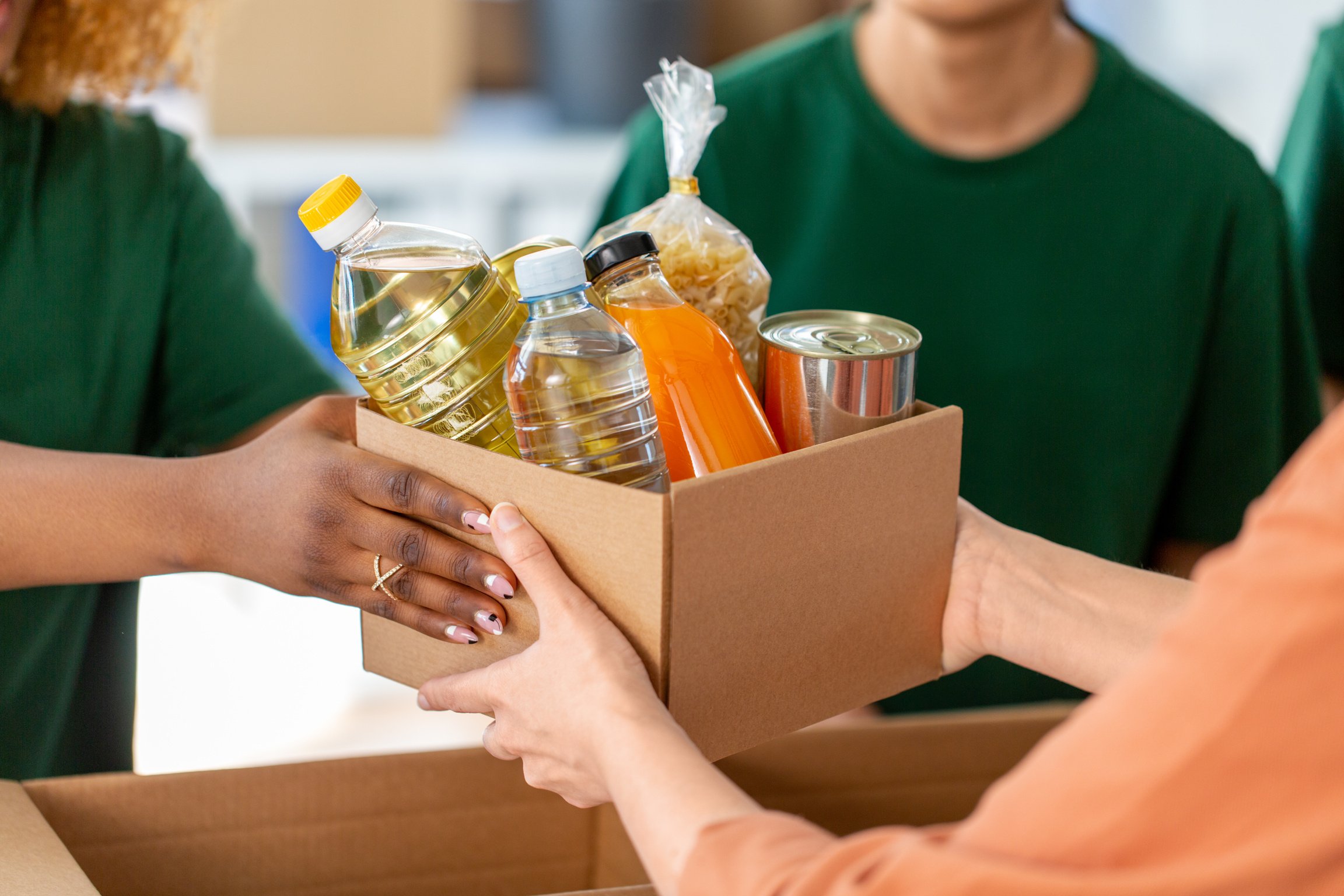 Volunteers Give Food at Refugee Assistance Center